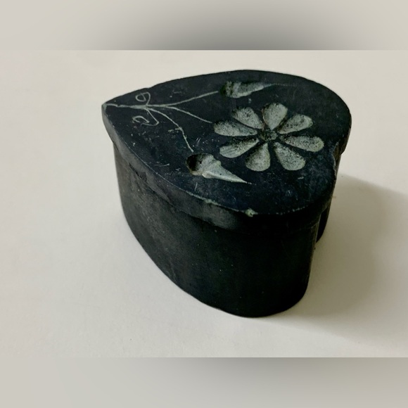 Vtg Hand Carved Soapstone Engraved Heart Shaped Lidded Relief Trinket Box - Picture 4 of 16